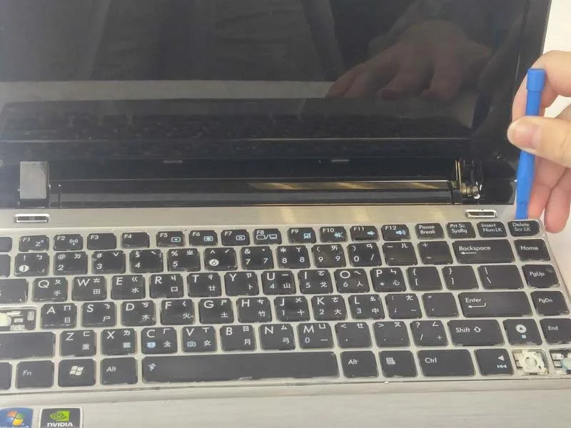 huong-dan-cac-buoc-thay-ban-phim-asus-eee-pc-1201n-h4