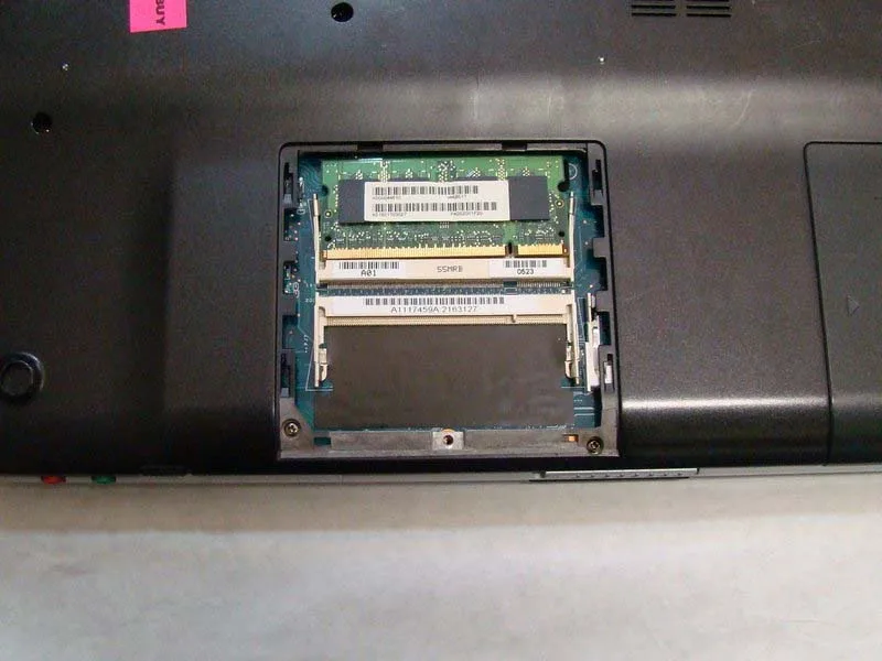 cach-thay-nap-che-ram-laptop-sony-vaio-vgn-fs640-h8