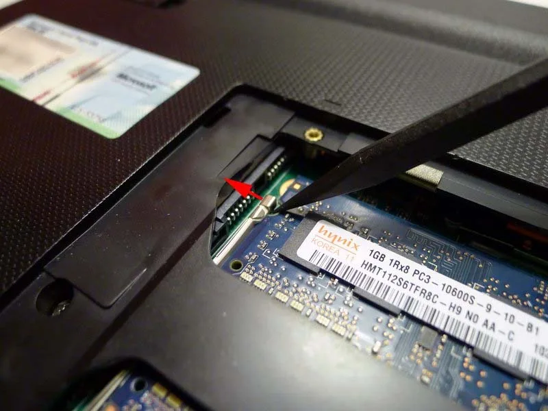 huong-dan-cach-thay-ram-tren-asus-eee-pc-1215n-h4