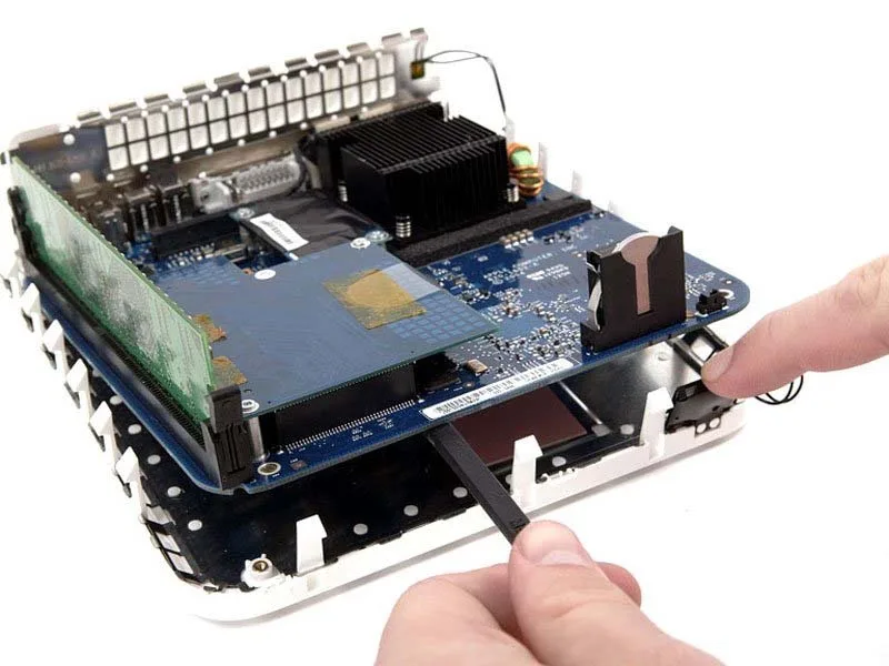 cac-buoc-thay-nap-duoi-mac-mini-powerpc-cuc-de-hieu-h14