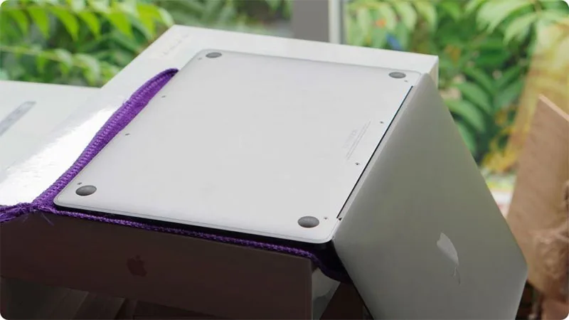 vi-sao-macbook-bi-mop-goc-canh-cach-khac-phuc-tai-nha-h2