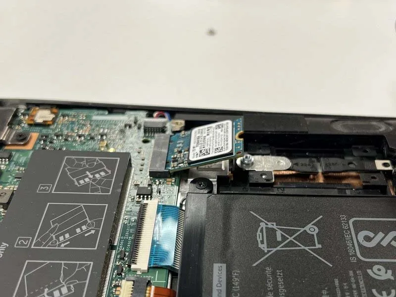 thay-hoac-nang-cap-o-ssd-nvme-trong-laptop-dell-inspiron-7586-2-in-1-h4