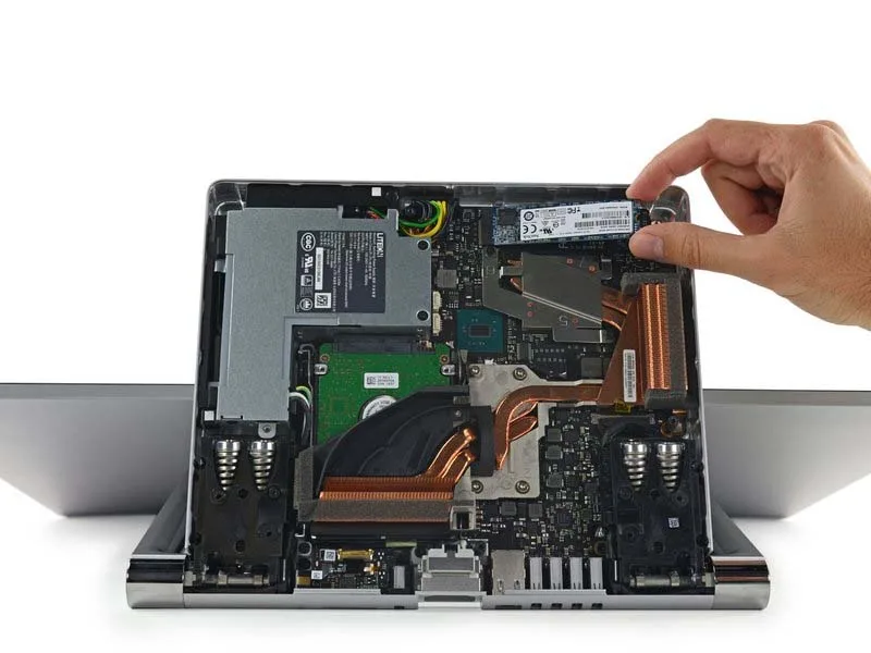 huong-dan-cac-buoc-thay-o-ssd-m2-tren-surface-studio-h6