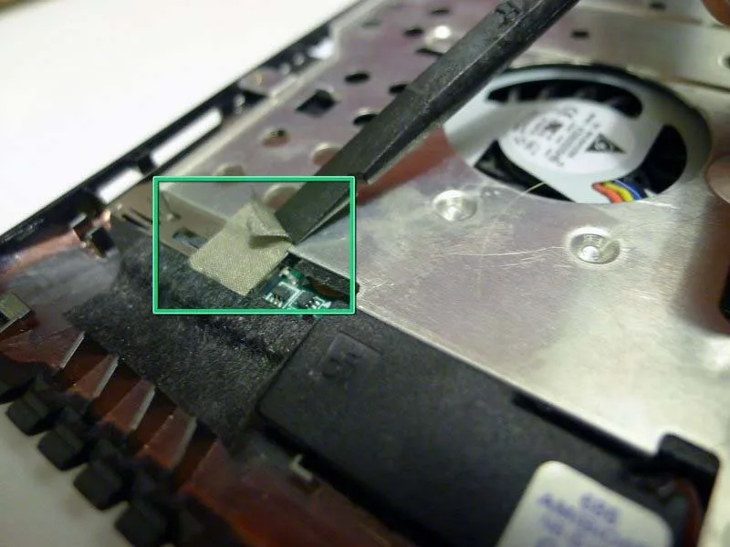 quy-trinh-thay-tam-bao-ve-pcb-kim-loai-tren-asus-eee-pc-1215n-h11