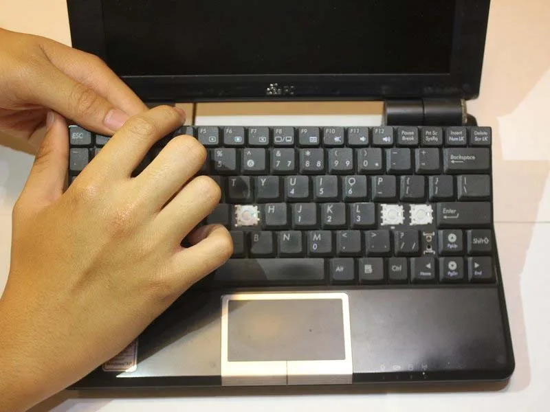 huong-dan-cach-thay-ban-phim-asus-eee-pc-1000hd-h2