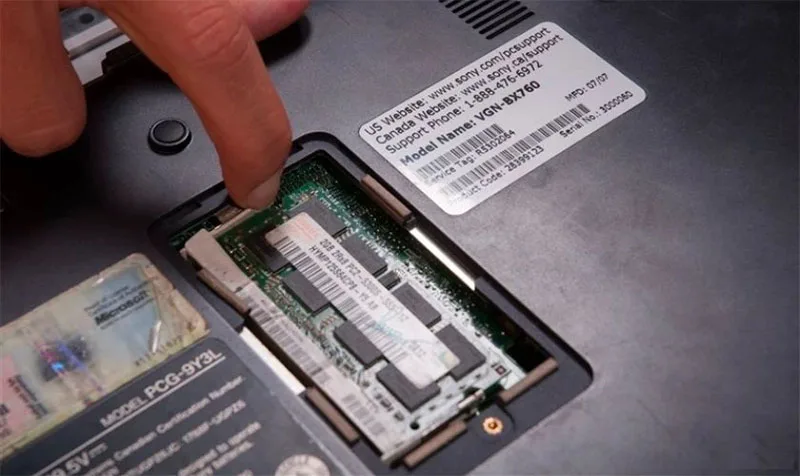 4-cach-thay-ram-cho-laptop-khong-can-tho-tu-thay-tai-nha-h4