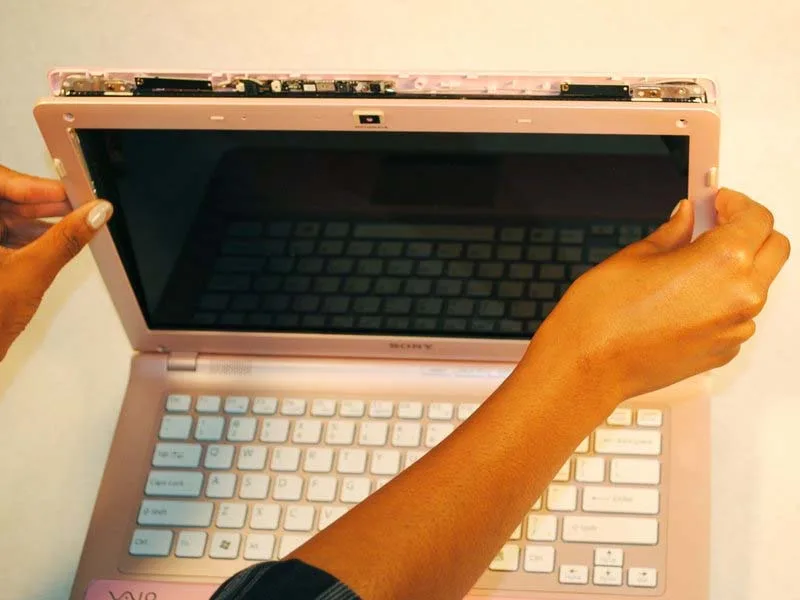 quy-trinh-thay-man-hinh-laptop-sony-vaio-vpcw21fx-h2