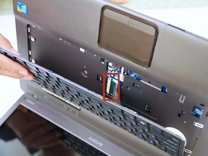 cac-buoc-thay-ban-phim-sony-vaio-vgn-nw240f-pcg-7184l-h13