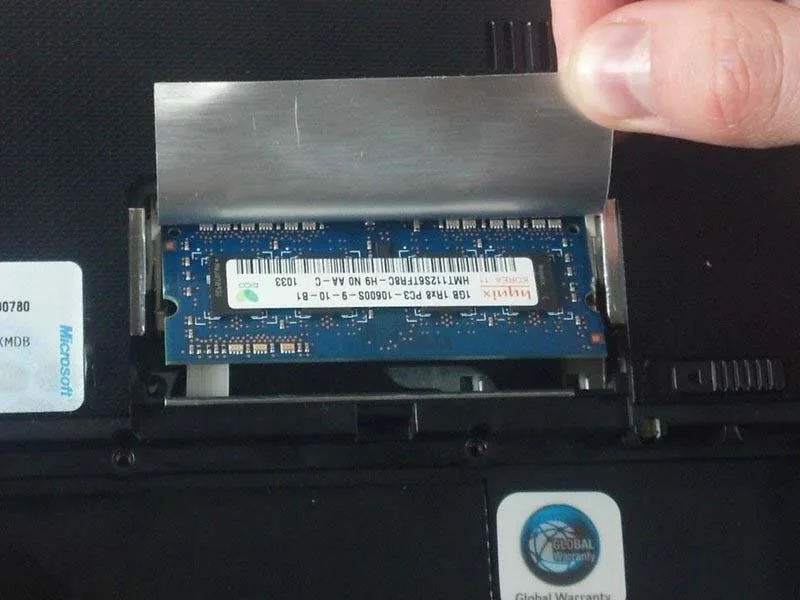 huong-dan-cach-thay-ram-tren-asus-eee-pc-1018p-h5