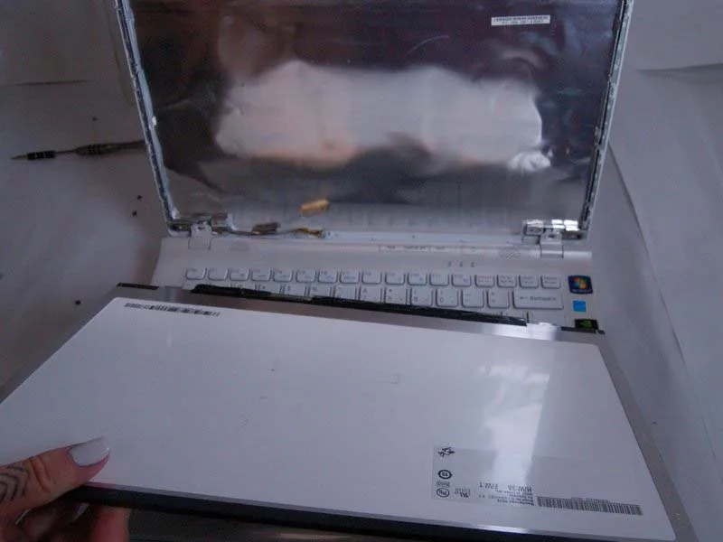 quy-trinh-thay-man-hinh-lcd-laptop-sony-vaio-vpccw17fx-h9