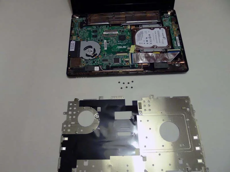 quy-trinh-thay-tam-bao-ve-pcb-kim-loai-tren-asus-eee-pc-1215n-h12