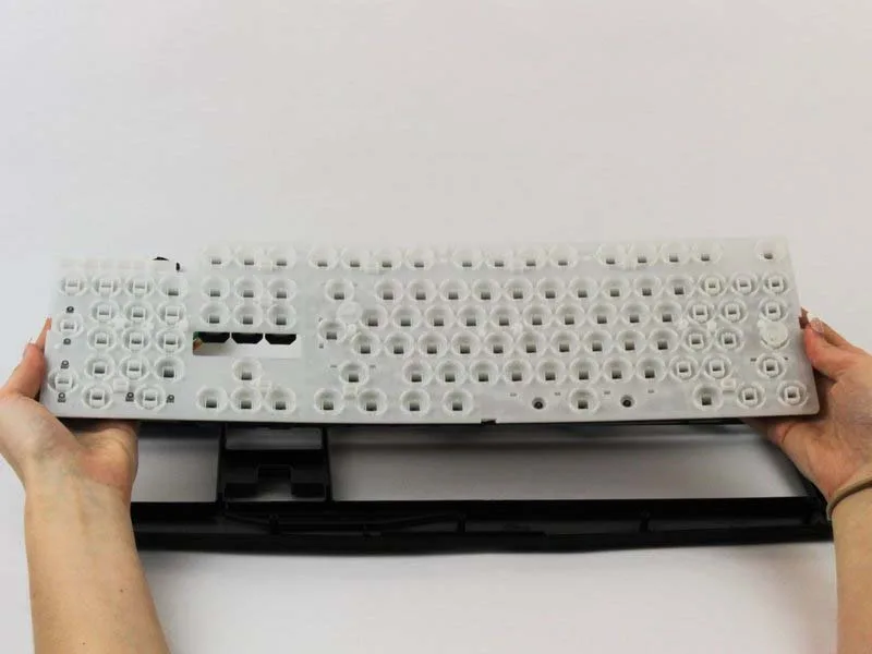 huong-dan-thay-the-phim-rgb-7-mau-tren-ban-phim-cyberpowerpc-h9