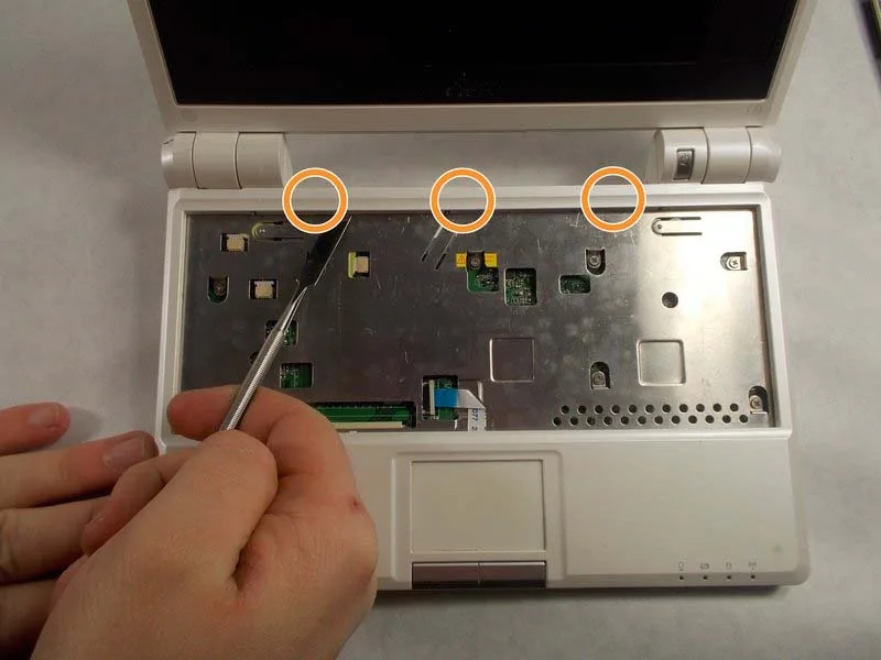 cach-thay-ban-di-chuot-va-nut-chuot-asus-eee-pc701sd-whi004x-h7