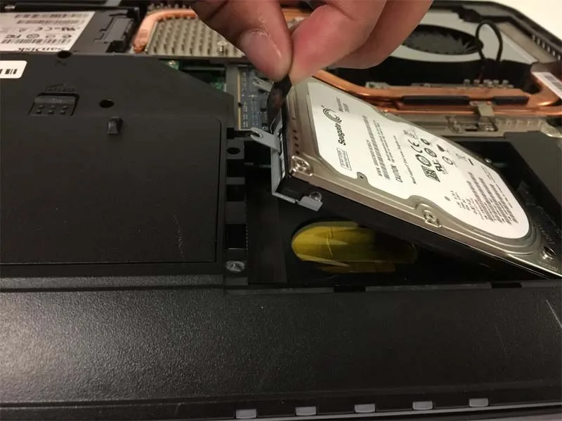 quy-trinh-thay-o-cung-cyberpowerpc-fangbook-ms-1763-h8