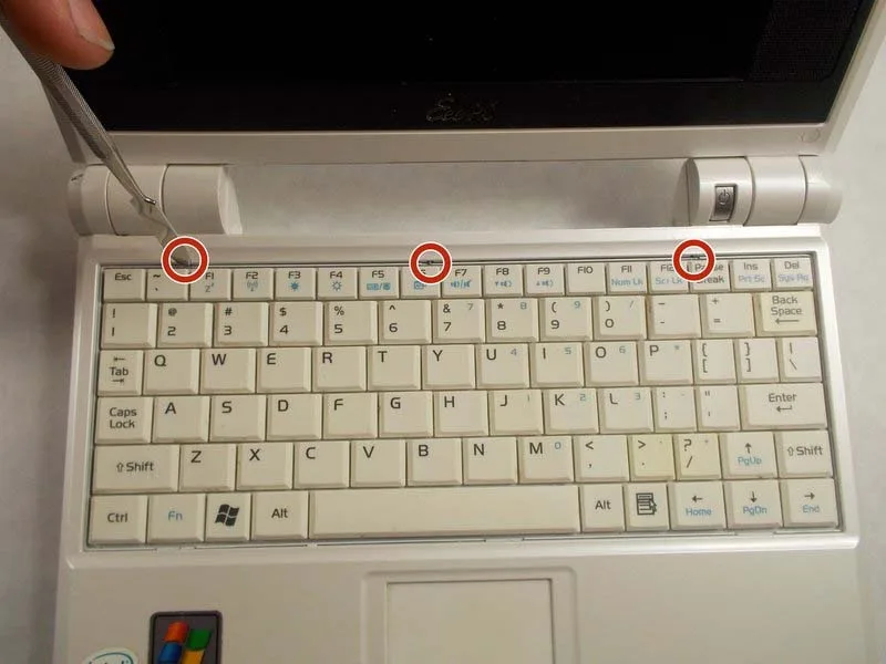 huong-dan-cach-thay-ban-phim-asus-eee-pc701sd-whi004x-h3