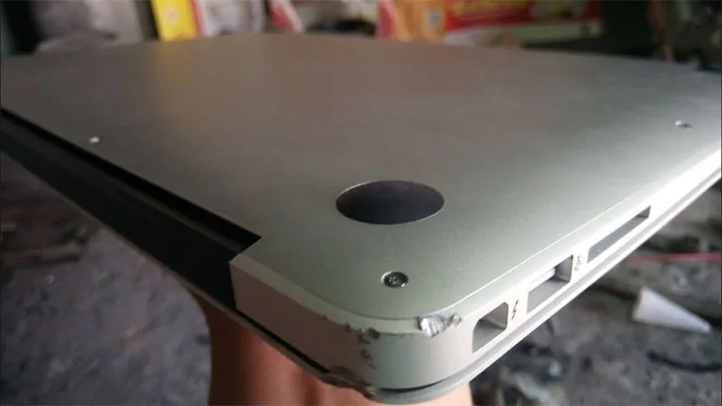 cach-xu-ly-macbook-bi-mop-goc-canh-cuc-djon-gian