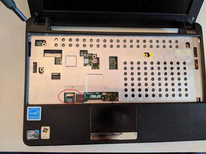 cach-phan-tach-asus-eee-pc-1001px-sua-loi-man-hinh-djen-h3