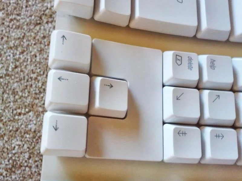 huong-dan-thao-roi-ban-phim-apple-dje-ve-sinh-mang-pcb-h13