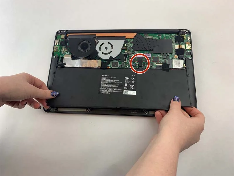 huong-dan-thay-ban-phim-laptop-razer-blade-stealth-2016-h3