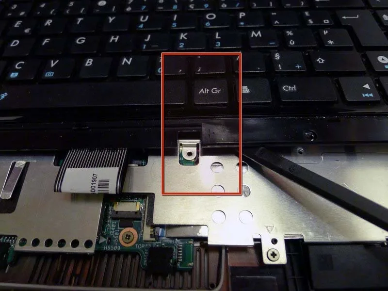 quy-trinh-thay-tam-bao-ve-pcb-kim-loai-tren-asus-eee-pc-1215n-h9