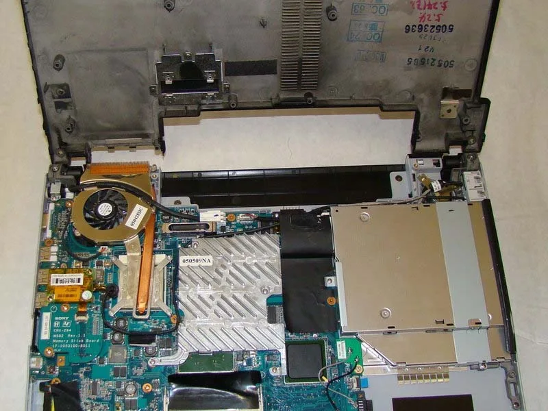 huong-dan-cac-buoc-thao-nap-lung-sony-vaio-vgn-fs640-h11