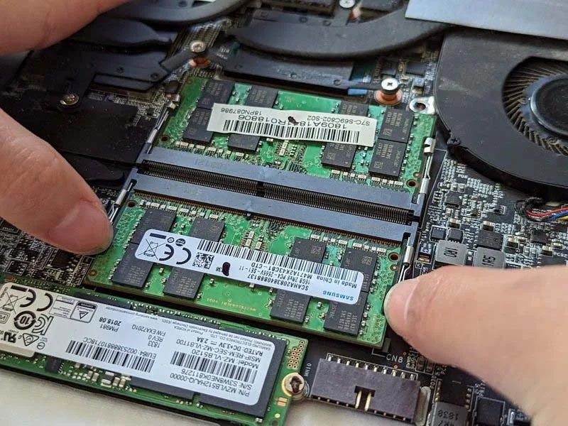 cach-thay-ram-cho-laptop-msi-gs65-stealth-thin-8re-h8