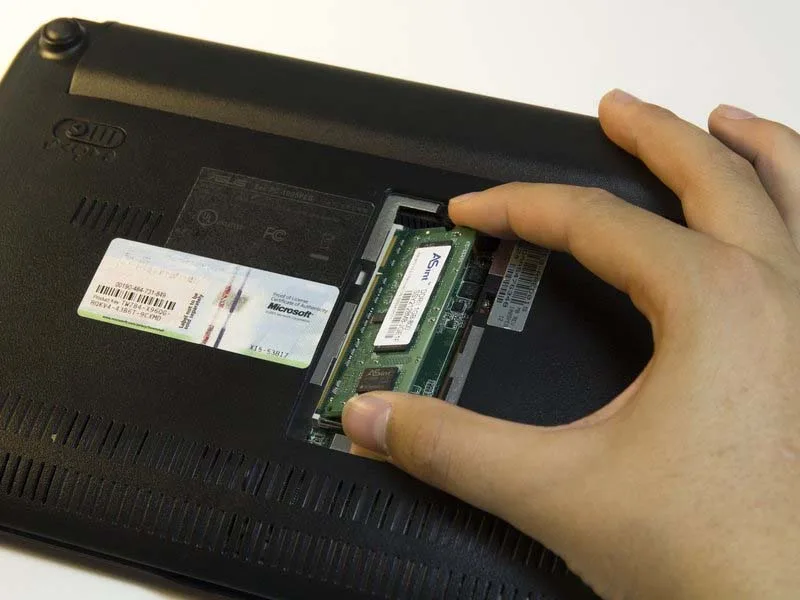 quy-trinh-thay-ram-laptop-asus-eee-pc-1005peb-h4