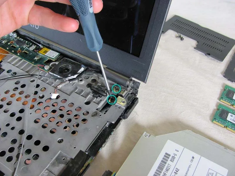 cach-thay-man-hinh-laptop-sony-vaio-vgn-sz120p-h13