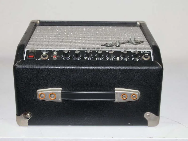 huong-dan-sua-jack-cam-djau-vao-tren-ampli-fender-frontman-15r-h6