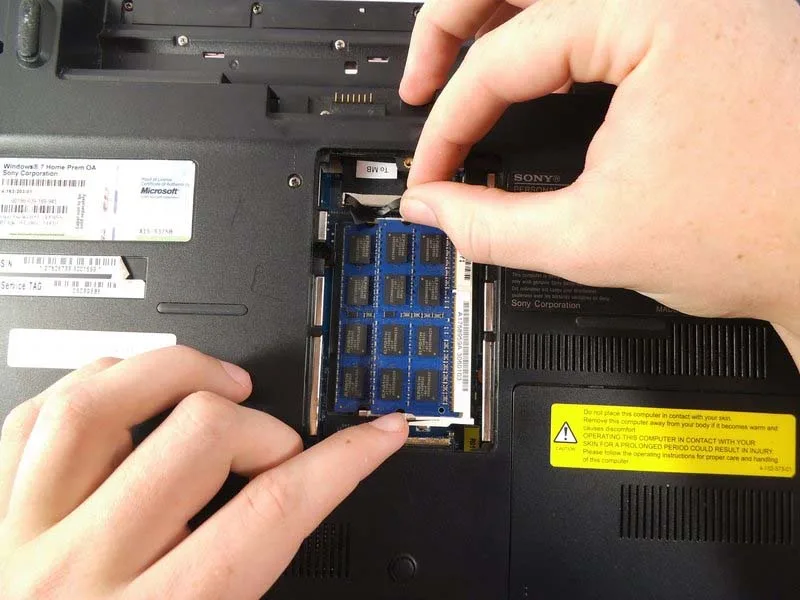 huong-dan-cach-thay-ram-laptop-sony-vaio-vpcw21fx-h4