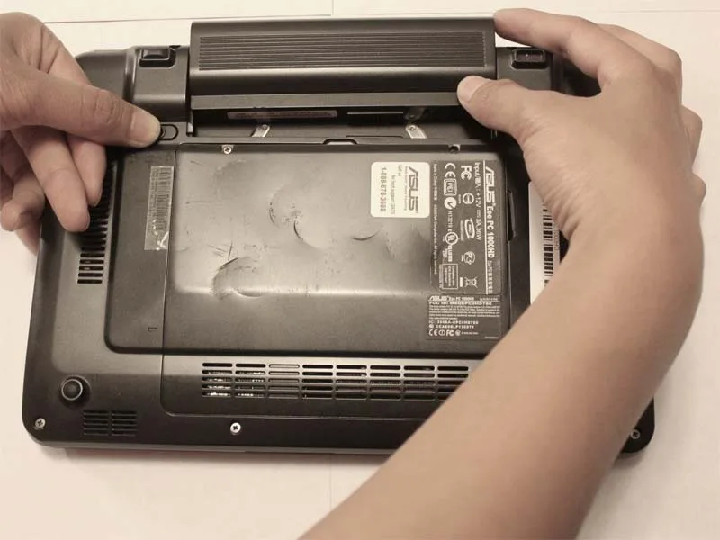 huong-dan-thay-pin-laptop-asus-eee-pc-1000hd-chuan-xac-h2