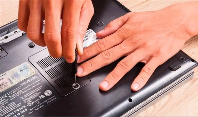 4-cach-thay-ram-cho-laptop-khong-can-tho-tu-thay-tai-nha-h2