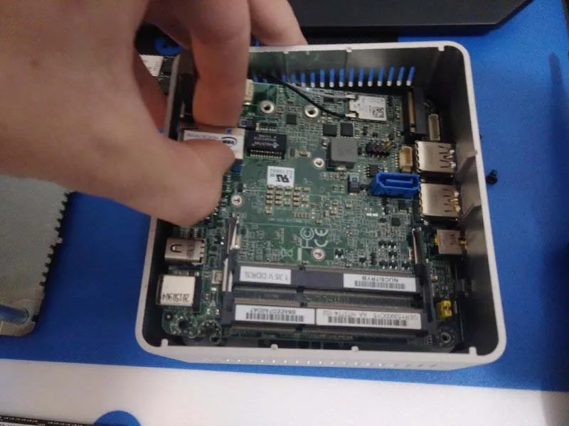 huong-dan-cach-thao-roi-intel-nuc5i7ryh-h6