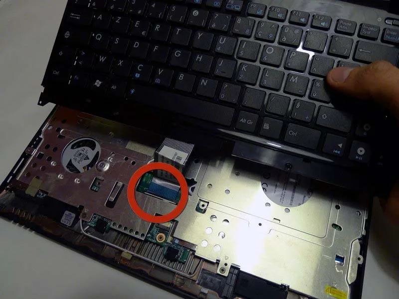 huong-dan-thay-ban-phim-asus-eee-pc-1215n-h11