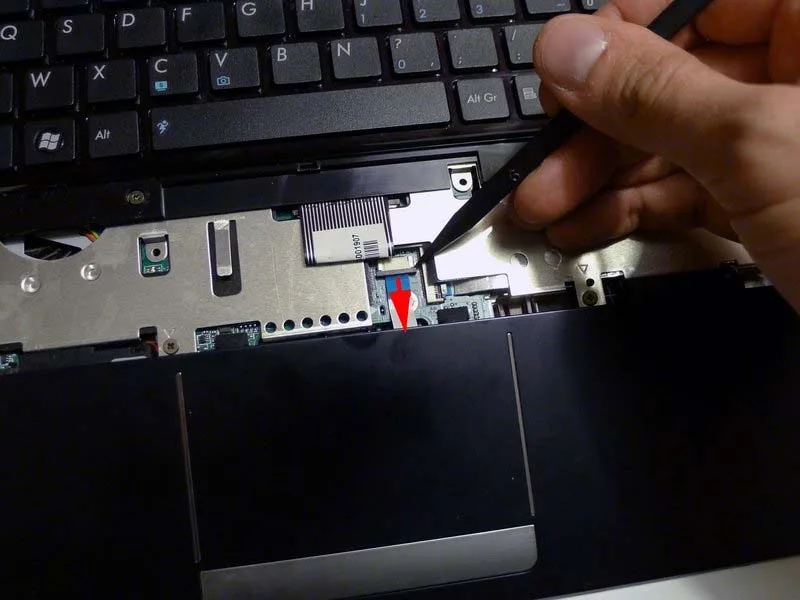 quy-trinh-thay-tam-bao-ve-pcb-kim-loai-tren-asus-eee-pc-1215n-h7