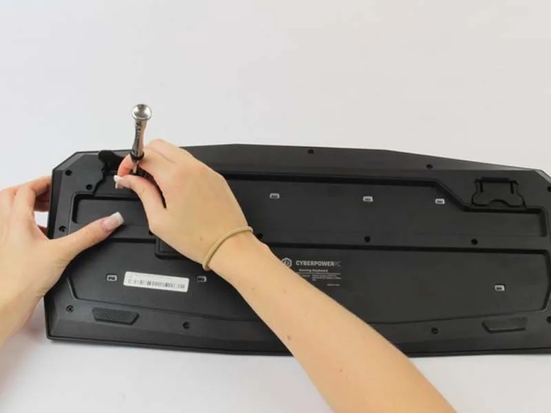 huong-dan-thay-the-phim-rgb-7-mau-tren-ban-phim-cyberpowerpc