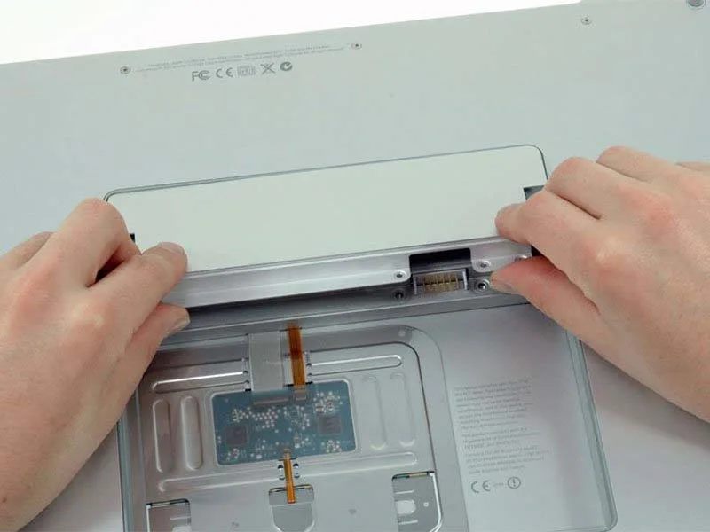 thay-the-ram-cho-macbook-pro-17-model-a1151-a1212-a1229-va-a1261-h3