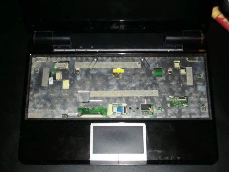 huong-dan-cach-thao-roi-phan-duoi-cua-asus-eee-pc-1000he-h2