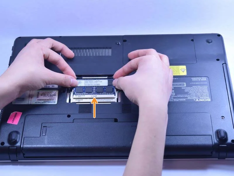 huong-dan-cach-thay-ram-laptop-sony-vaio-vpceb11fm-h5
