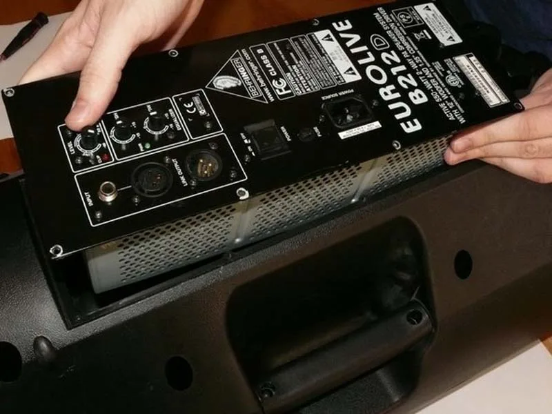 huong-dan-cach-thay-the-mach-pcb-nguon-cua-loa-behringer-eurolive-b212d-h2