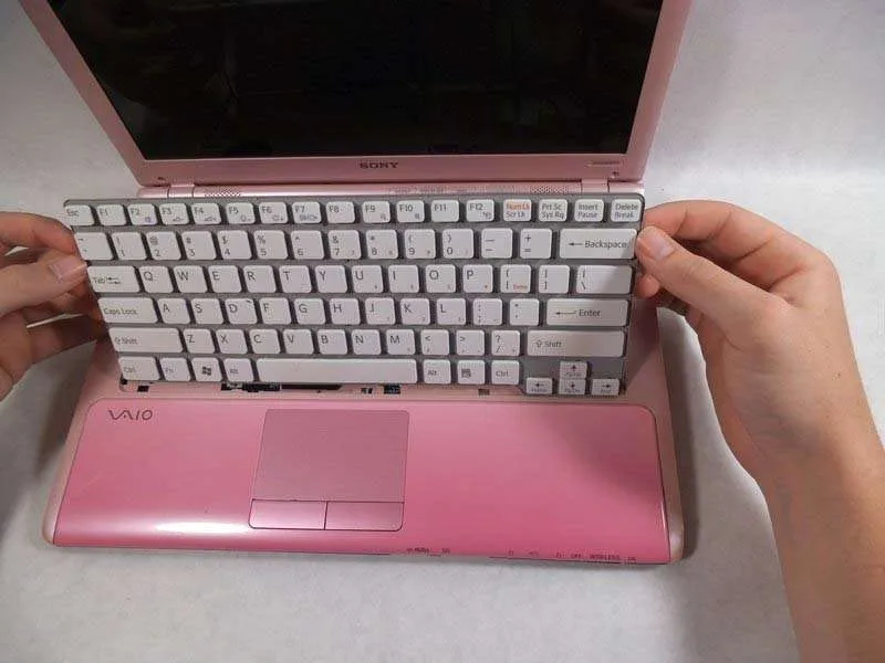 Bỏ Túi 6 Bước Thay Bàn Phím Sony Vaio VPCW21FX Cực Dễ