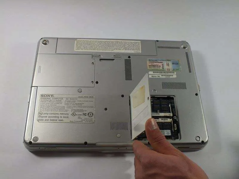 Các Bước Thay RAM Laptop Sony VAIO PCG-3E2L Trong Tích Tắc