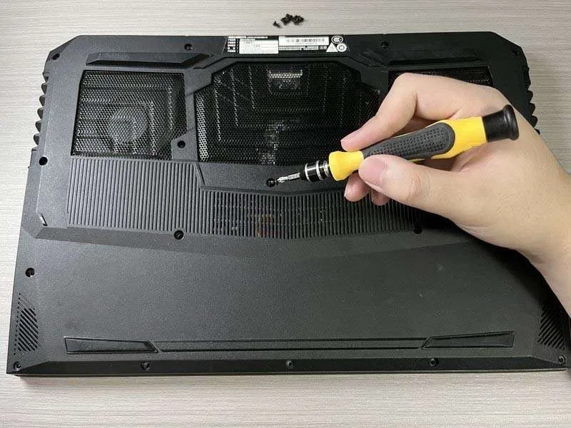 Các Bước Thay Thế RAM Máy Tính Xách Tay MECHREVO Z2