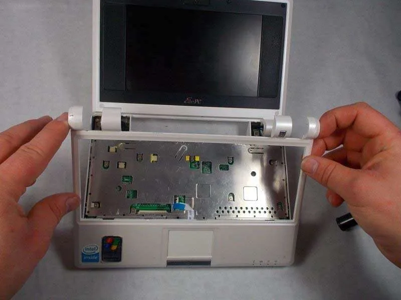 Cách Thay Bàn Di Chuột Và Nút Chuột ASUS EEE PC701SD-WHI004X