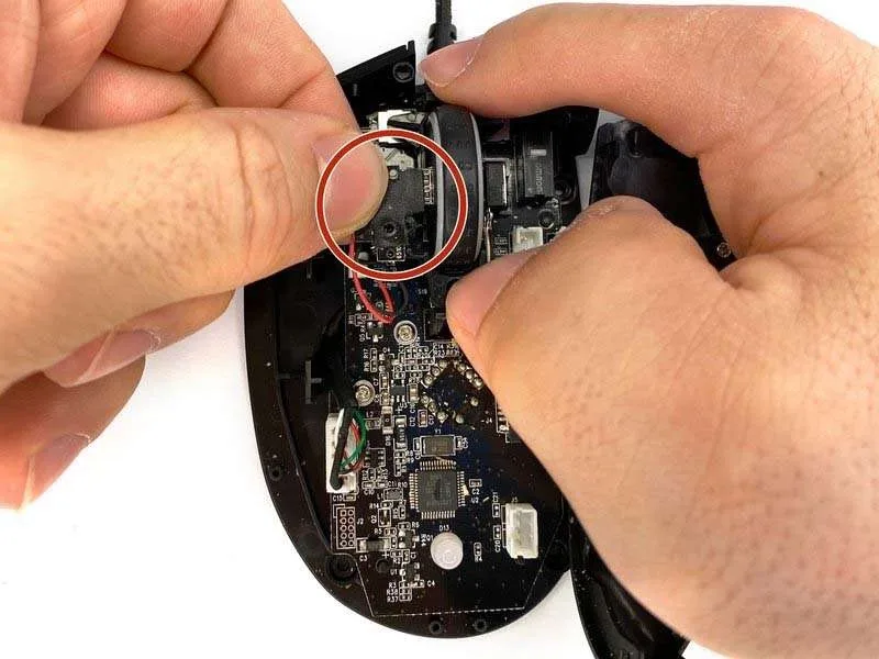 Cách Thay Cảm Biến Bánh Xe Cuộn Chuột Razer Naga Dễ Dàng