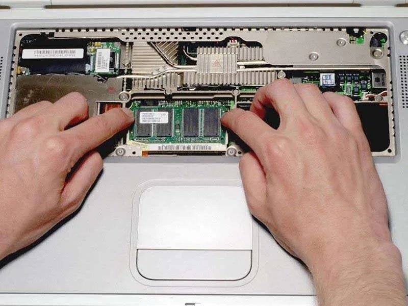 Cách Thay Khay Giữ Thẻ PCMCIA trên PowerBook G4 Titanium Onyx