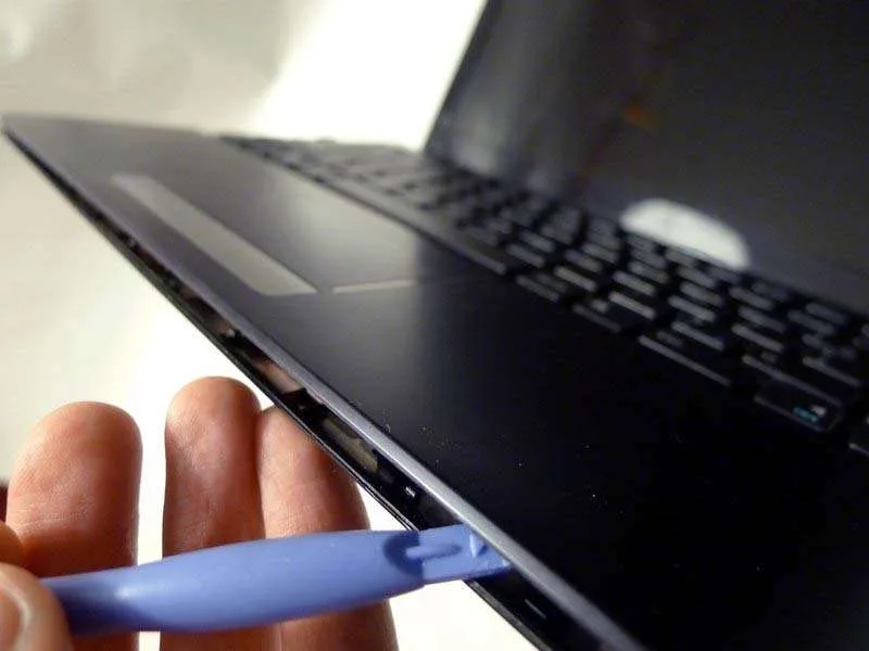 Cách Thay Nắp Trên (Touchpad) Trên Asus Eee PC 1215N Chi Tiết