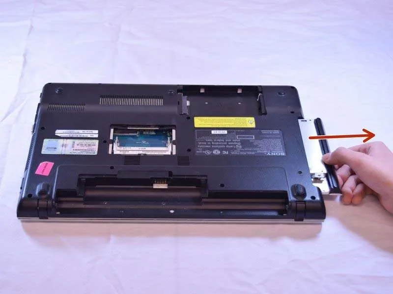 Mách Bạn Cách Thay Ổ Đĩa DVD Cho Sony Vaio VPCEB11FM
