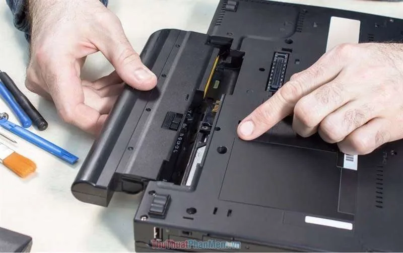 Cách Thay Pin Asus Eee PC 1215N Và Lưu Ý Khi Thay Pin