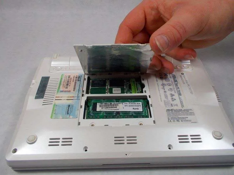 Cách Thay RAM Trên ASUS EEE PC701SD-WHI004X Không Mất Thời Gian